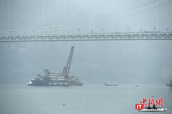  10月31日，浮吊船的挂钩进入水中。陈超 摄